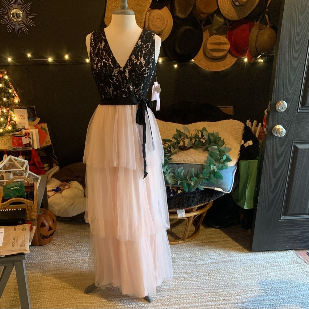 NWT Avec Les Filles Elegant Black and Blush Tiered Lace Evening Gown size 8 - Picture 2 of 12